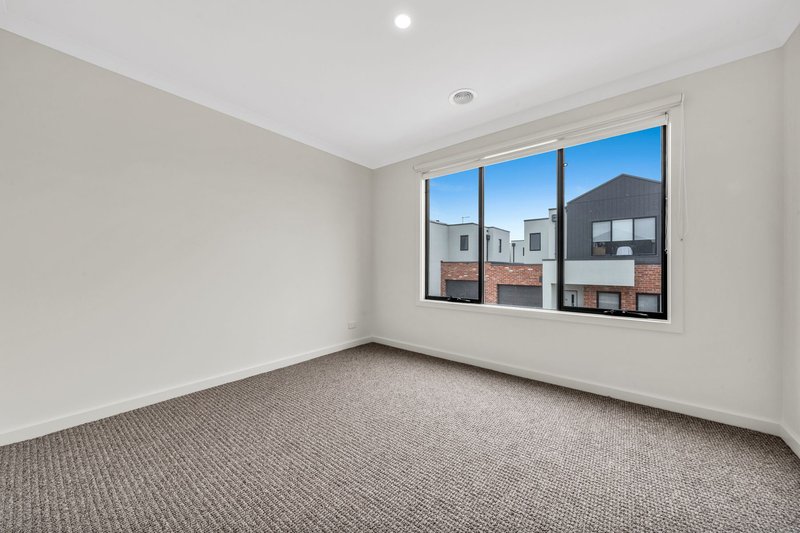 Photo - 22 Greenwell Close, Hampton Park VIC 3976 - Image 2