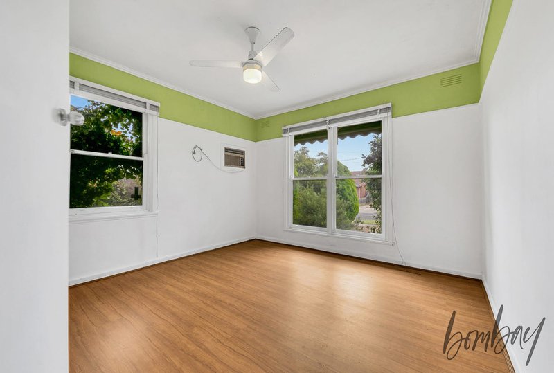 Photo - 22 Hales Crescent, Jacana VIC 3047 - Image 6