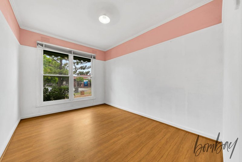 Photo - 22 Hales Crescent, Jacana VIC 3047 - Image 7