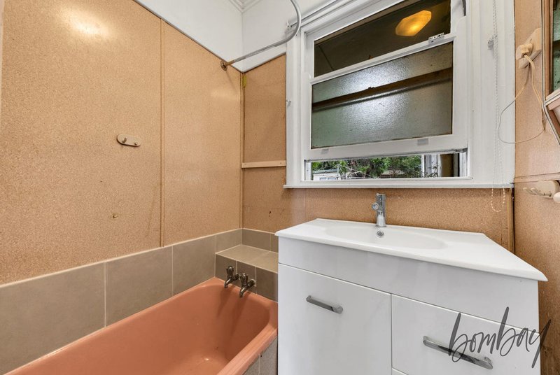 Photo - 22 Hales Crescent, Jacana VIC 3047 - Image 9