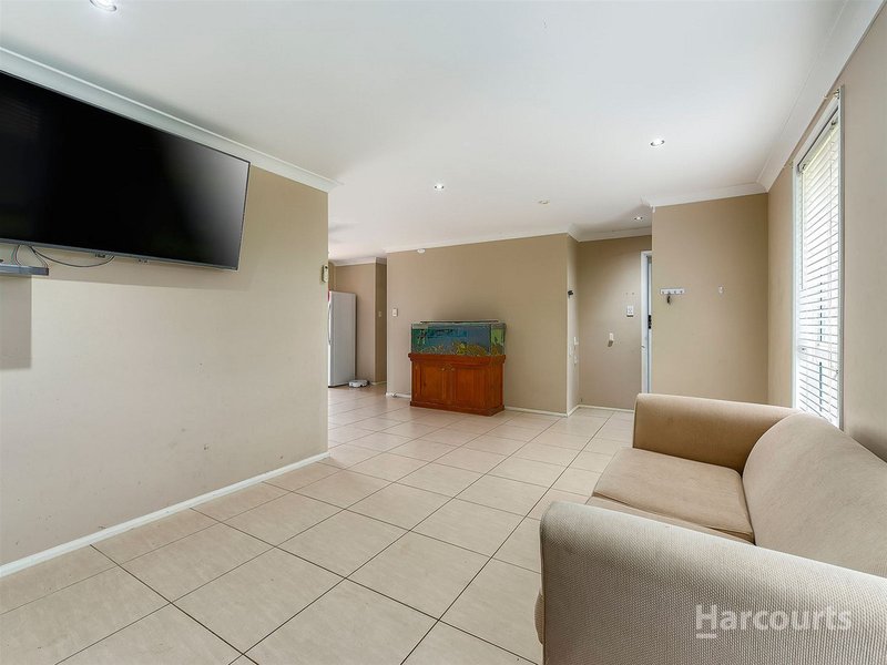 Photo - 22 Hillmont Crescent, Morayfield QLD 4506 - Image 5