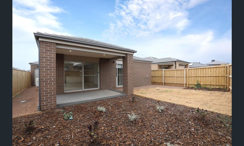 Photo - 22 Hiskey Crescent, Werribee VIC 3030 - Image 2