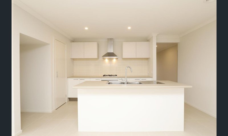 Photo - 22 Hiskey Crescent, Werribee VIC 3030 - Image 3