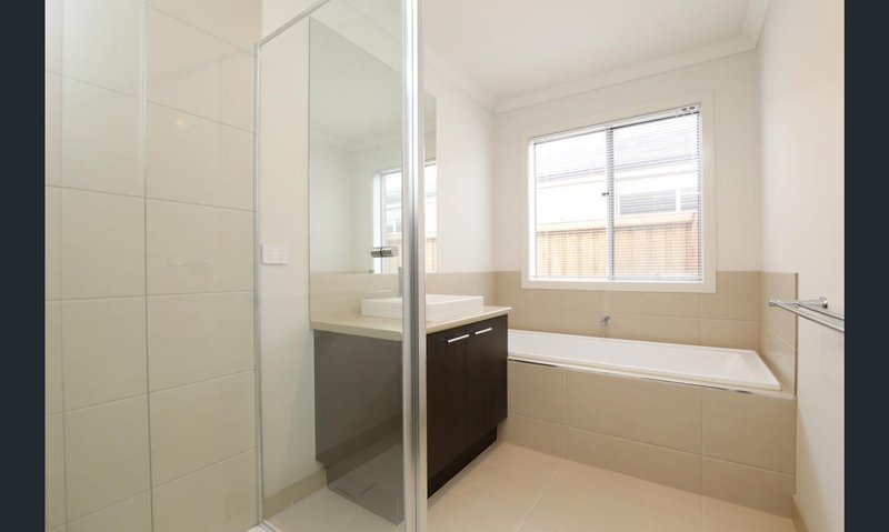 Photo - 22 Hiskey Crescent, Werribee VIC 3030 - Image 4