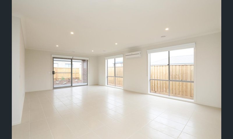 Photo - 22 Hiskey Crescent, Werribee VIC 3030 - Image 6