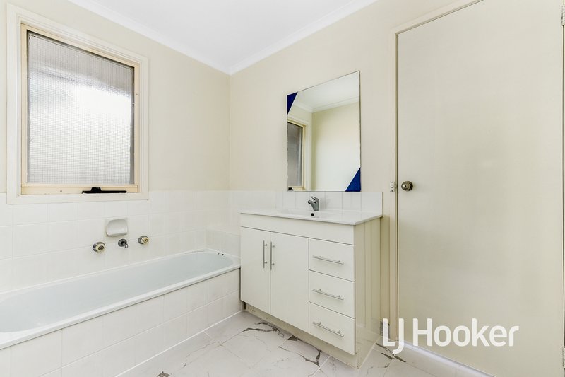 Photo - 22 Horsfield Street, Cranbourne North VIC 3977 - Image 10