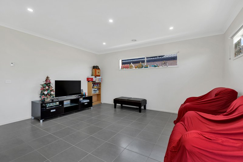 Photo - 22 Indura Drive, Werribee VIC 3030 - Image 3