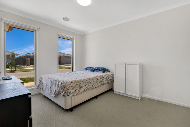 Photo - 22 Indura Drive, Werribee VIC 3030 - Image 4