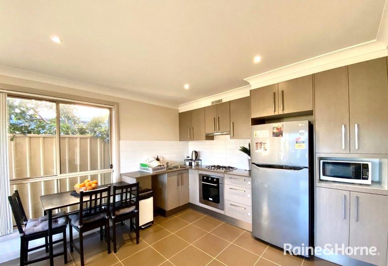 Photo - 22 Isabella Crescent, Glenfield NSW 2167 - Image 3