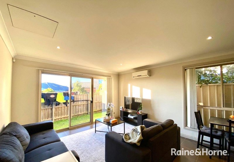 Photo - 22 Isabella Crescent, Glenfield NSW 2167 - Image 4