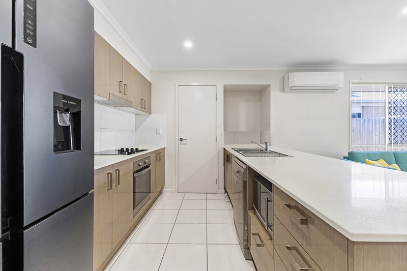 Photo - 22 Japoon Street, North Lakes QLD 4509 - Image 6