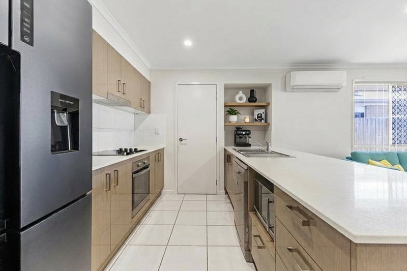 Photo - 22 Japoon Street, North Lakes QLD 4509 - Image 7