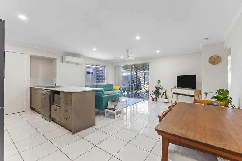 Photo - 22 Japoon Street, North Lakes QLD 4509 - Image 8