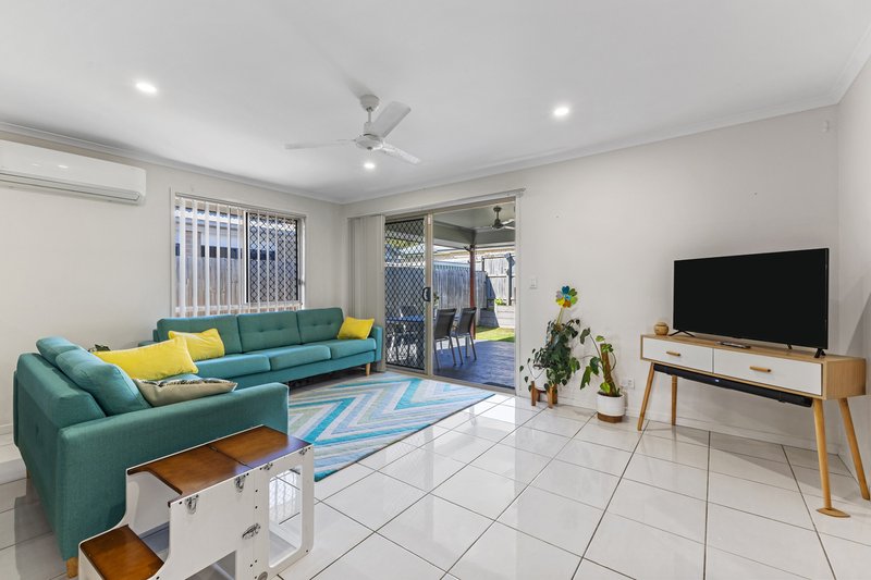 Photo - 22 Japoon Street, North Lakes QLD 4509 - Image 9