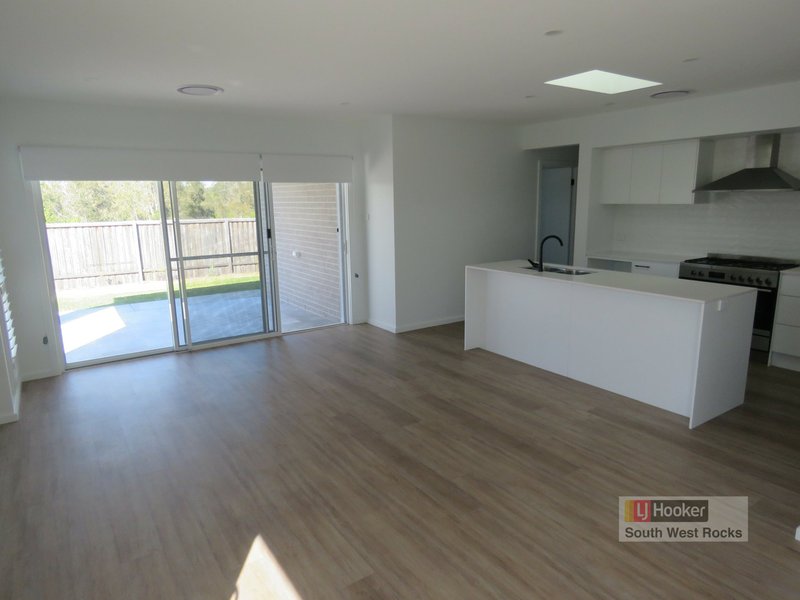 Photo - 22 Kalang Avenue, South West Rocks NSW 2431 - Image 3