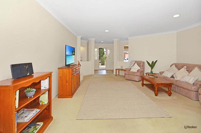 Photo - 22 Kentia Crescent, Banora Point NSW 2486 - Image 4