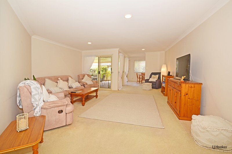 Photo - 22 Kentia Crescent, Banora Point NSW 2486 - Image 9