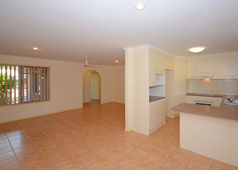 Photo - 22 Kestrel Court, Eli Waters QLD 4655 - Image 3