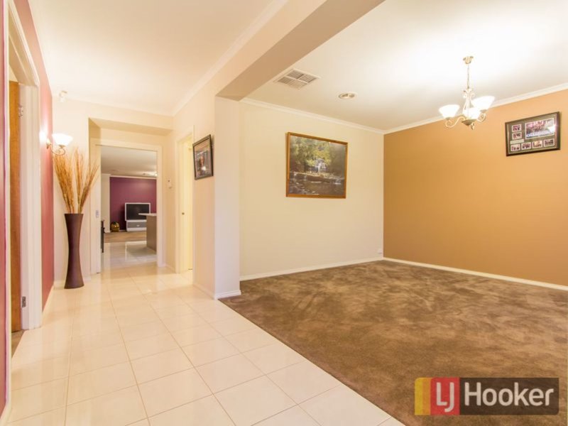 Photo - 22 Kingdom Drive, Cranbourne VIC 3977 - Image 3