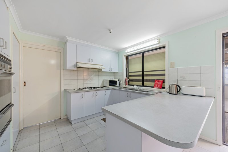 Photo - 22 Kiparra Close, St Albans VIC 3021 - Image 3