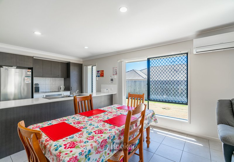 Photo - 22 Lachlan Lane, Hillcrest QLD 4118 - Image 4