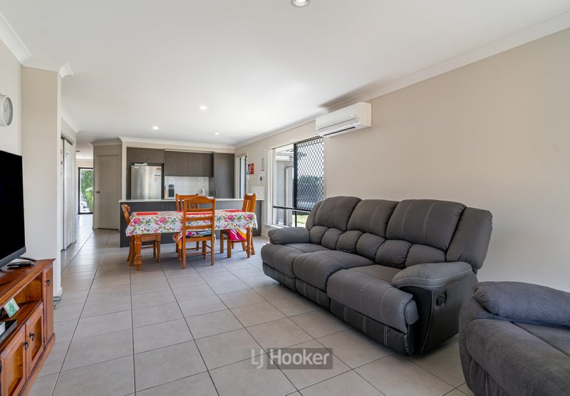 Photo - 22 Lachlan Lane, Hillcrest QLD 4118 - Image 5