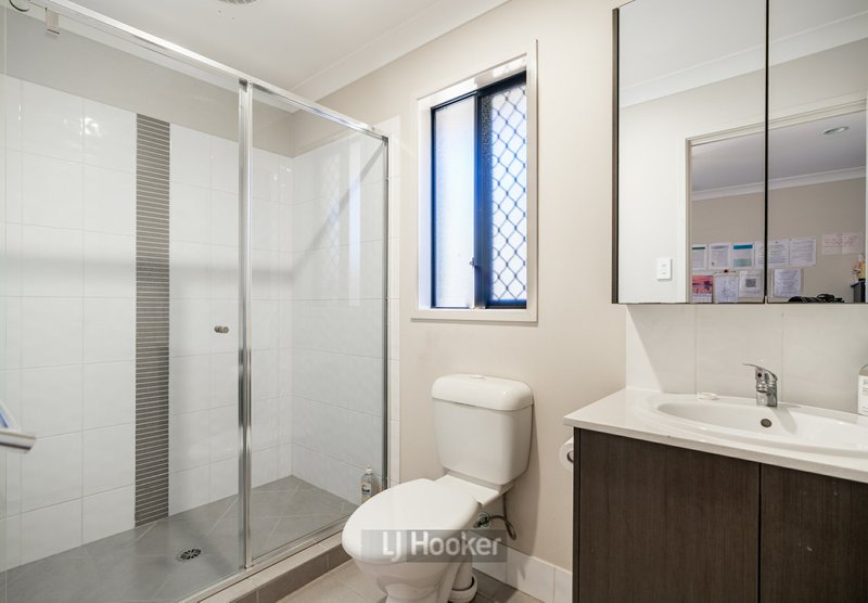 Photo - 22 Lachlan Lane, Hillcrest QLD 4118 - Image 9