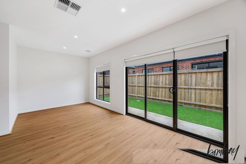 Photo - 22 Leafspring Road, Donnybrook VIC 3064 - Image 4
