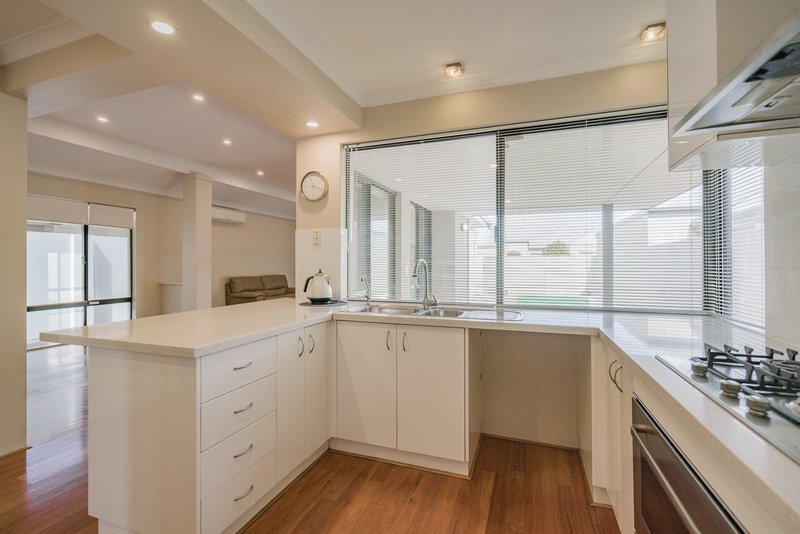 Photo - 22 Leschenault Boulevard, Lake Coogee WA 6166 - Image 2