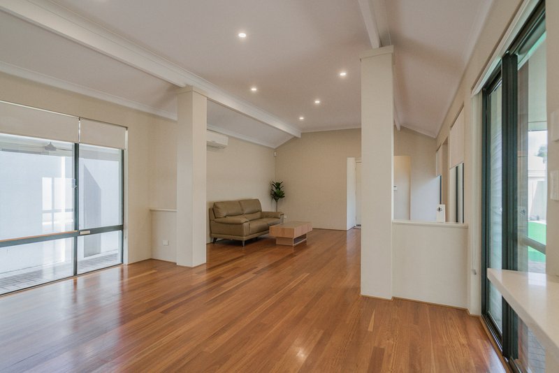 Photo - 22 Leschenault Boulevard, Lake Coogee WA 6166 - Image 3