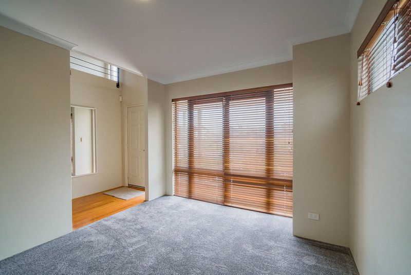 Photo - 22 Leschenault Boulevard, Lake Coogee WA 6166 - Image 6