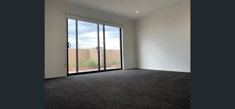 Photo - 22 Linacre Crescent, Melton South VIC 3338 - Image 4