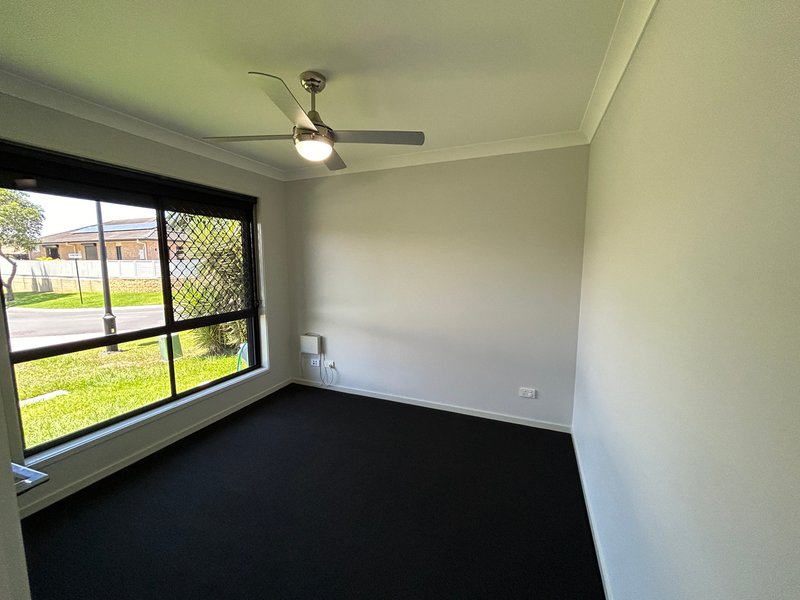 Photo - 22 Livingstone Court, North Lakes QLD 4509 - Image 6