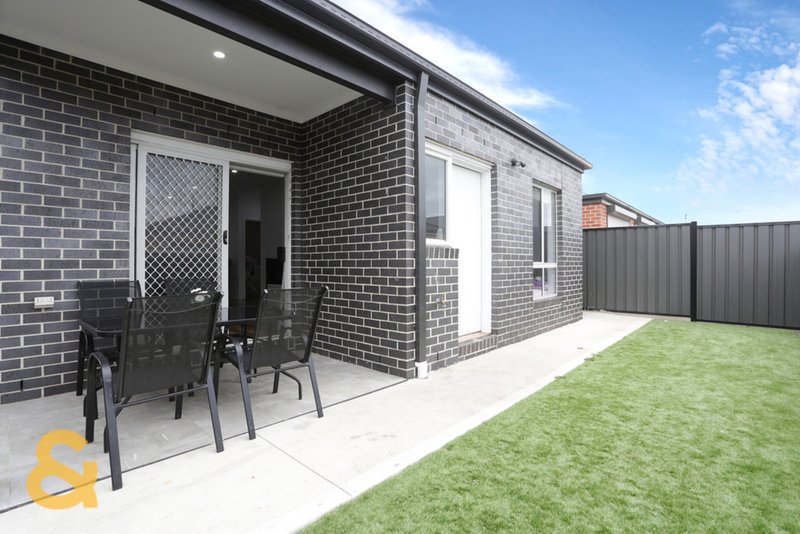 Photo - 22 Loudon Circuit, Craigieburn VIC 3064 - Image 9