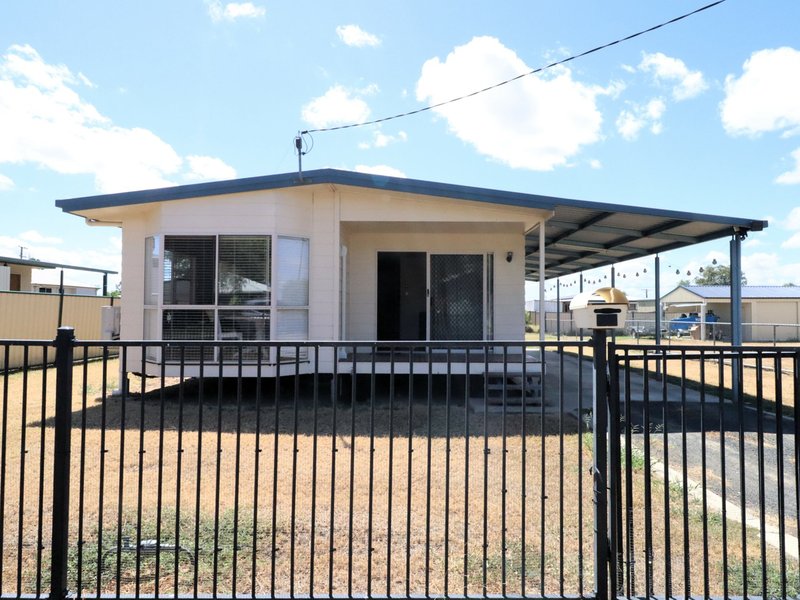 Photo - 22 Luff Street, Roma QLD 4455 - Image 2