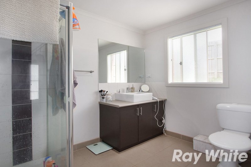 Photo - 22 Manna Gum Drive, Pakenham VIC 3810 - Image 3