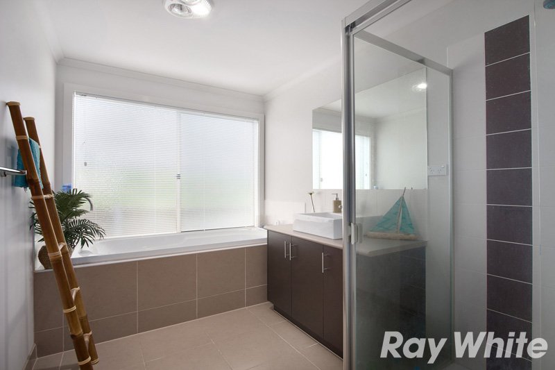 Photo - 22 Manna Gum Drive, Pakenham VIC 3810 - Image 8