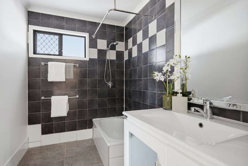 Photo - 22 Meilandt Street, Wynnum QLD 4178 - Image 12