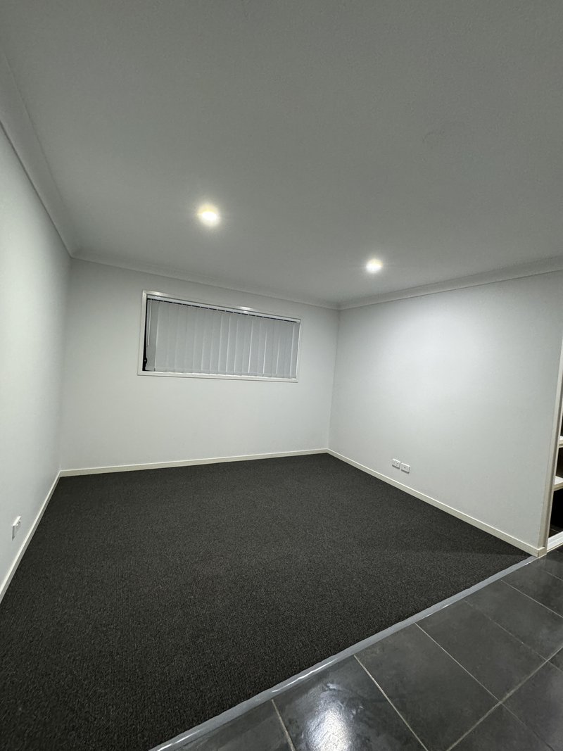 Photo - 22 Milbrook Crescent, Pimpama QLD 4209 - Image 2