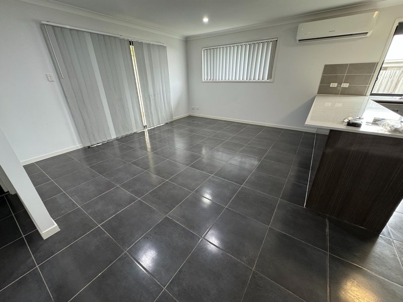 Photo - 22 Milbrook Crescent, Pimpama QLD 4209 - Image 4