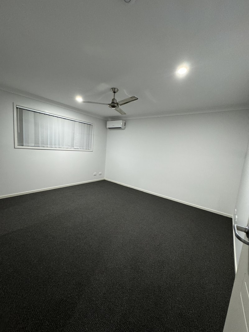 Photo - 22 Milbrook Crescent, Pimpama QLD 4209 - Image 6