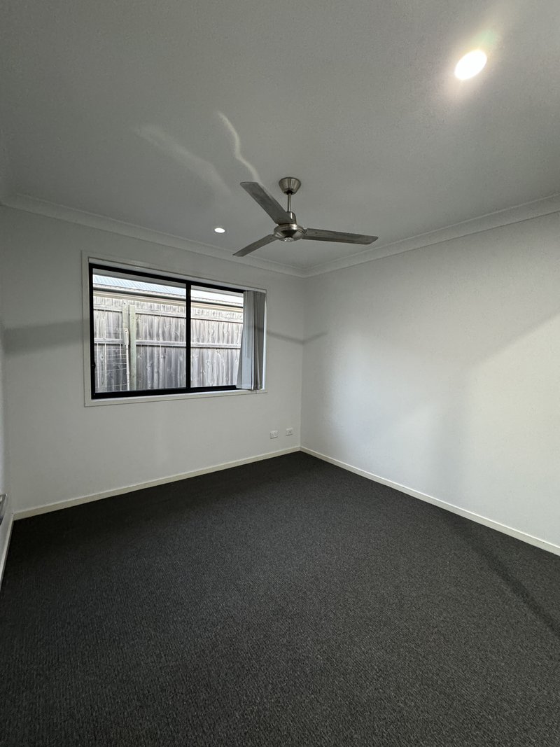 Photo - 22 Milbrook Crescent, Pimpama QLD 4209 - Image 9