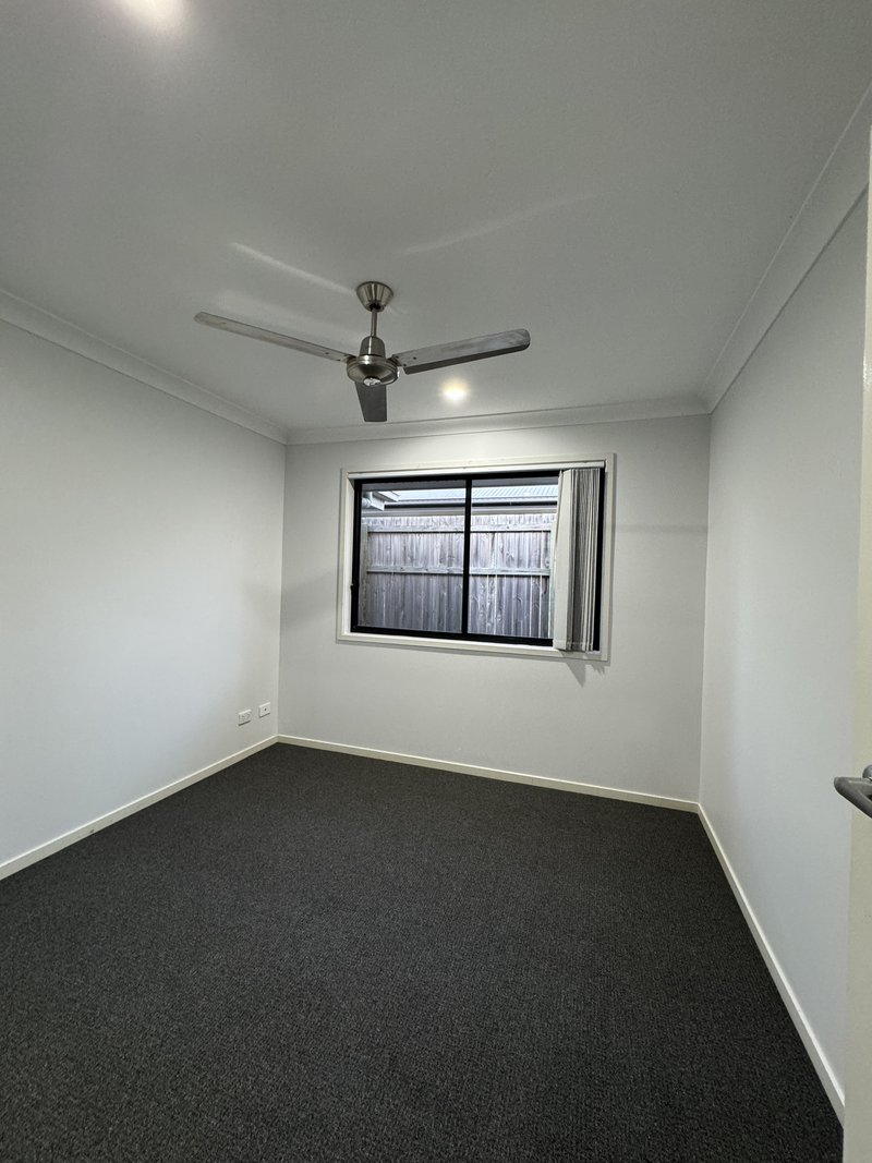 Photo - 22 Milbrook Crescent, Pimpama QLD 4209 - Image 10