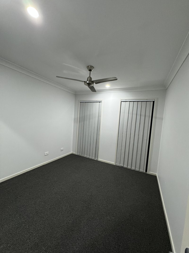 Photo - 22 Milbrook Crescent, Pimpama QLD 4209 - Image 11