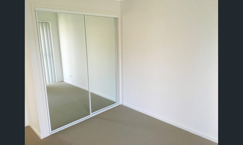 Photo - 22 Milbrook Crescent, Pimpama QLD 4209 - Image 7