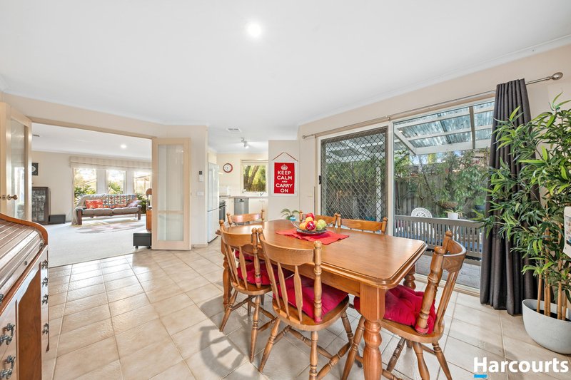 Photo - 22 Mirrabook Court, Berwick VIC 3806 - Image 5