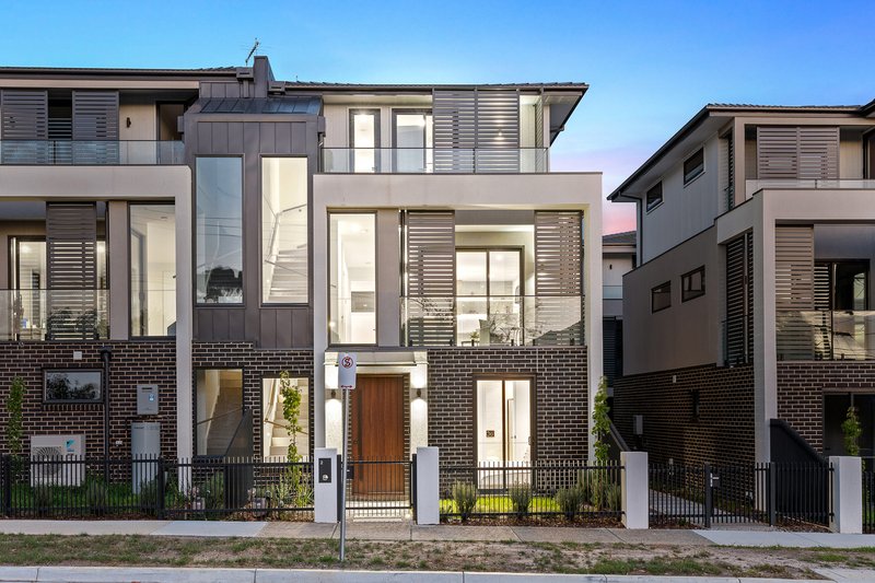 Photo - 2/2 Montgomery Avenue, Mount Waverley VIC 3149 - Image 1