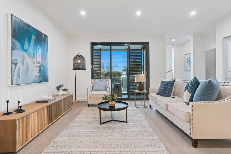 Photo - 2/2 Montgomery Avenue, Mount Waverley VIC 3149 - Image 2