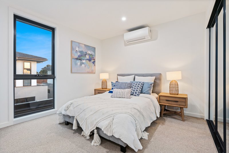 Photo - 2/2 Montgomery Avenue, Mount Waverley VIC 3149 - Image 5