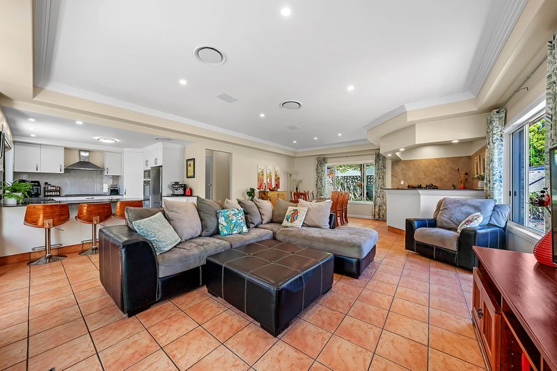 Photo - 22 Nottinghill Gate Drive, Arundel QLD 4214 - Image 11